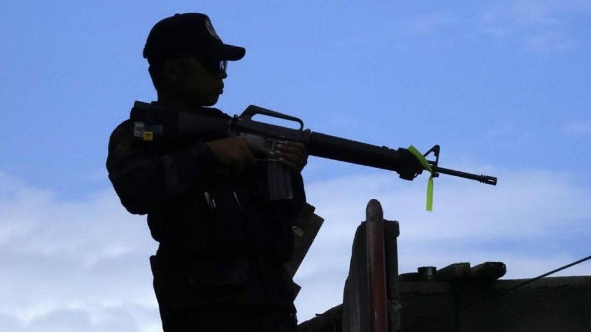 Un soldado filipino vigila una calle en la ciudad de Marawi, al sur de Filipinas, este miércoles.-FRANCIS R MALASIG