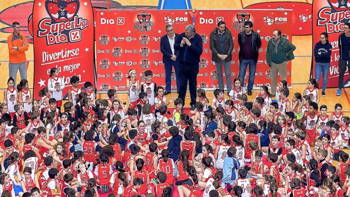 Romay, ayer en el Pisuerga dirigiéndose a los niños en presencia de Óscar Puente, Alberto Bustos y Carlos Sainz.-PABLO REQUEJO (PHOTOGENIC)