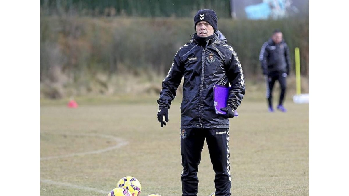 Rubi observa el trabajo de los jugadores durante el entrenamiento del miércoles-BALCAZA