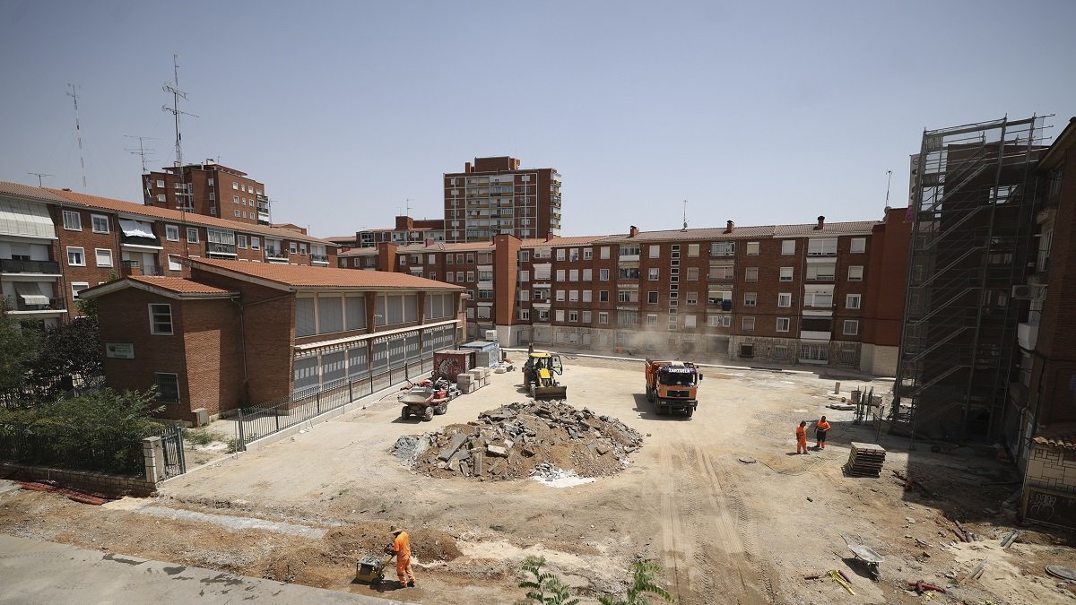 Trabajos para construir el aparcamiento en el patio del colegio Felipe II. - PHOTOGENIC