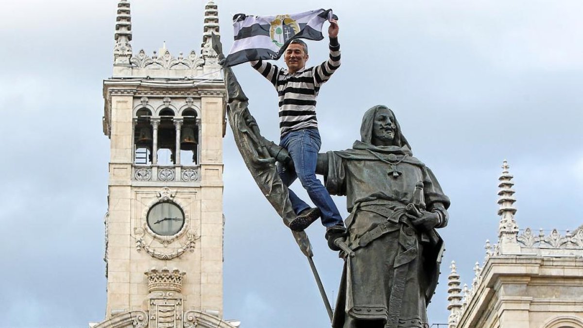 ‘Chino’ levanta la bandera del Salvador desde lo alto del Conde Ansúrez.-J. M. LOSTAU