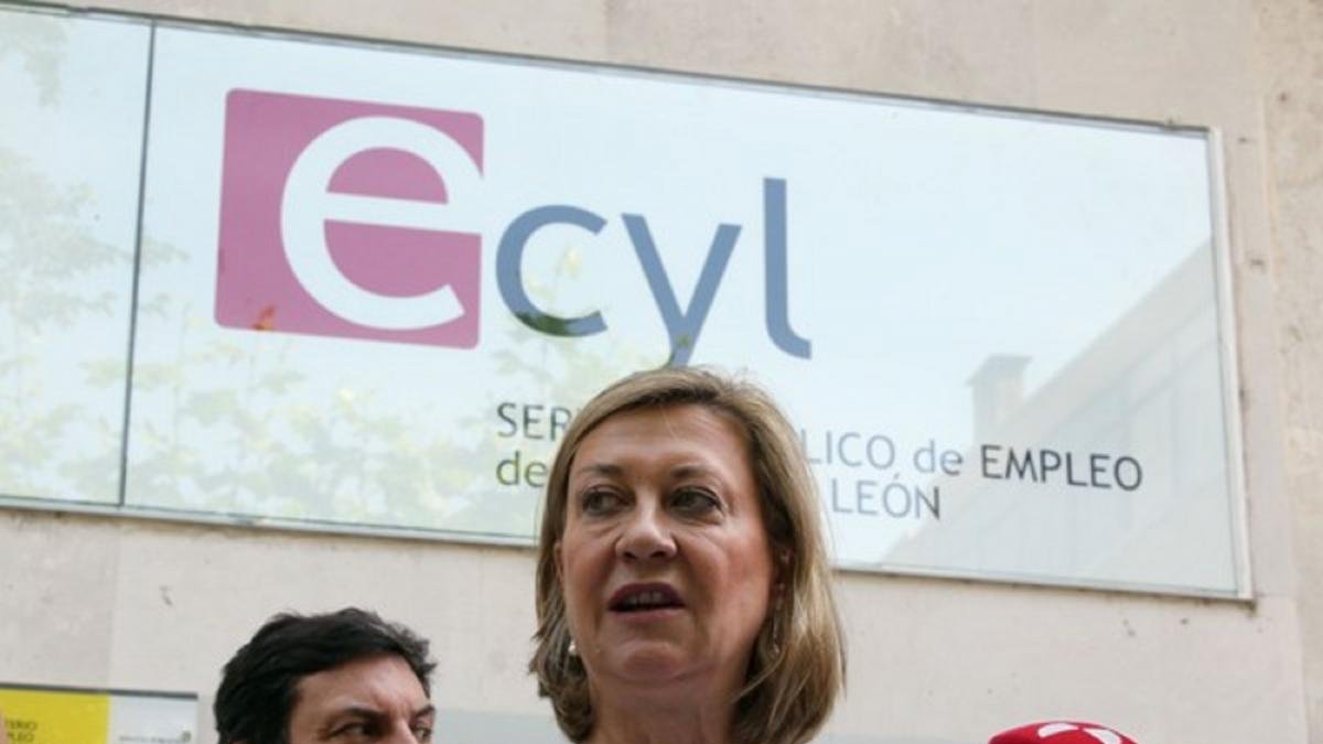 Los consejeros de Economía y Hacienda y Empleo, Pilar del Olmo y Carlos Fernández Carriedo, visitan las instalaciones de la Oficina del Servicio Público de Empleo de Peñafiel (Valladolid)-Rubén Cacho/ ICAL