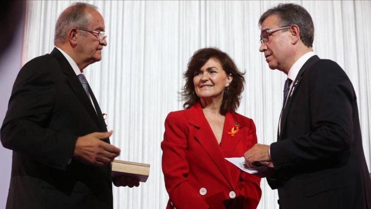 El empresario Pere Relats, recibe la medalla de honor de los premios Pimes 2018 de la mano de la vicepresidenta del Gobierno, Carmen Calvo, y del presidente de Pimec, Josep González. /-ELISENDA PONS