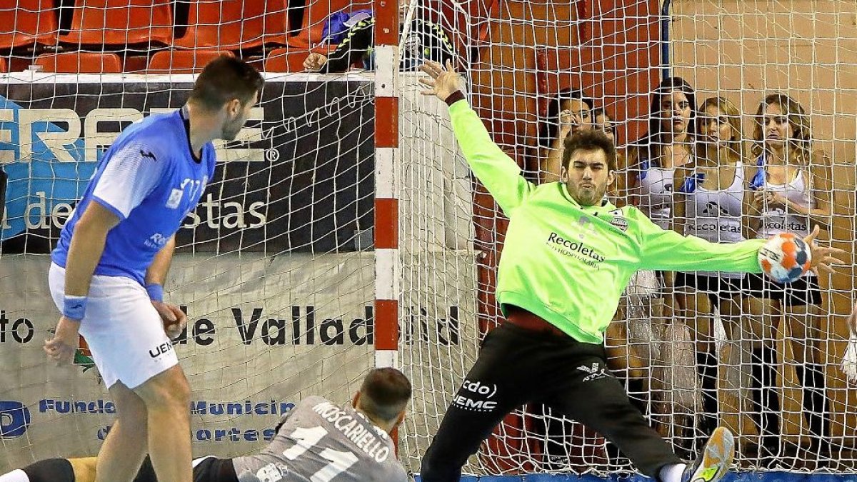 Calle detiene un lanzamiento en el partido frente al Cuenca.-J. M. LOSTAU