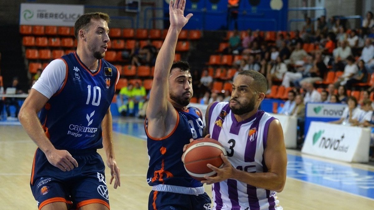 Mike Torres ante el Tizona de Burgos. / EL MUNDO