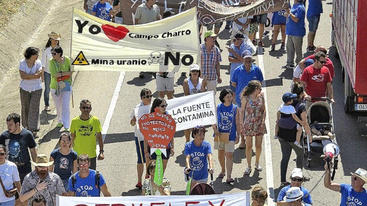 Cerca de 500 pobladores con pancartas marchan para rechazar la mina de uranio en Retortillo.-EL MUNDO