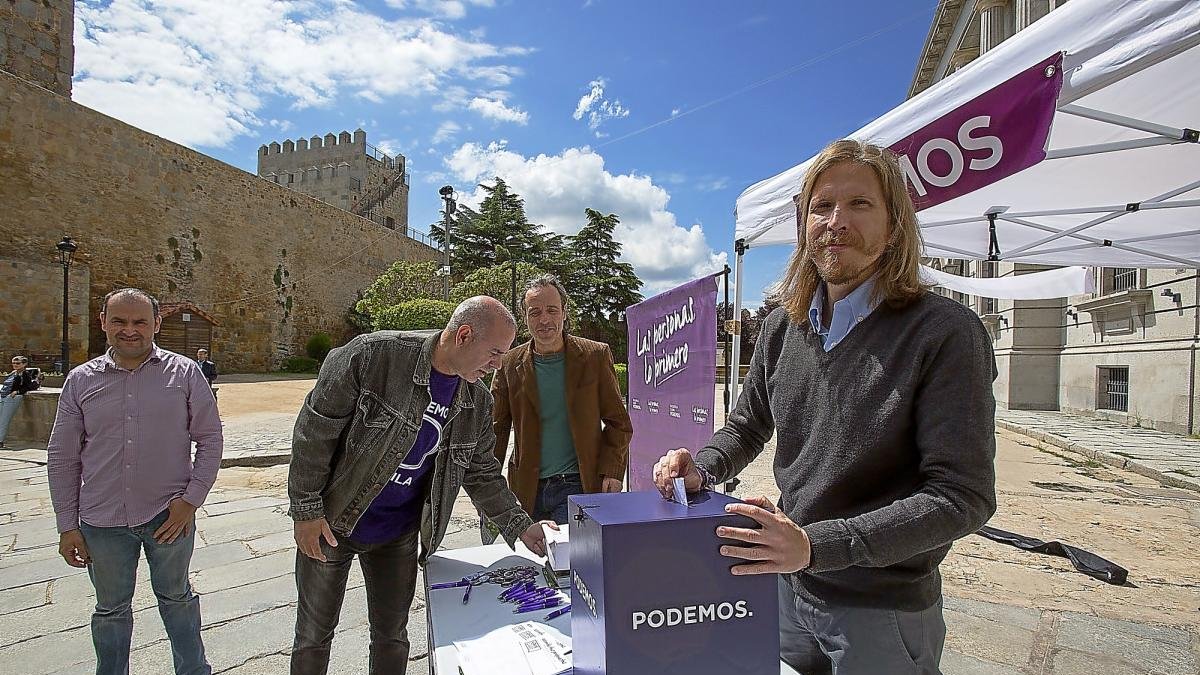 El secretario general de Podemos en la Comunidad, Pablo Fernández, acude a Ávila con la campaña '¿Qué Castilla y León quieres?'.-EL MUNDO