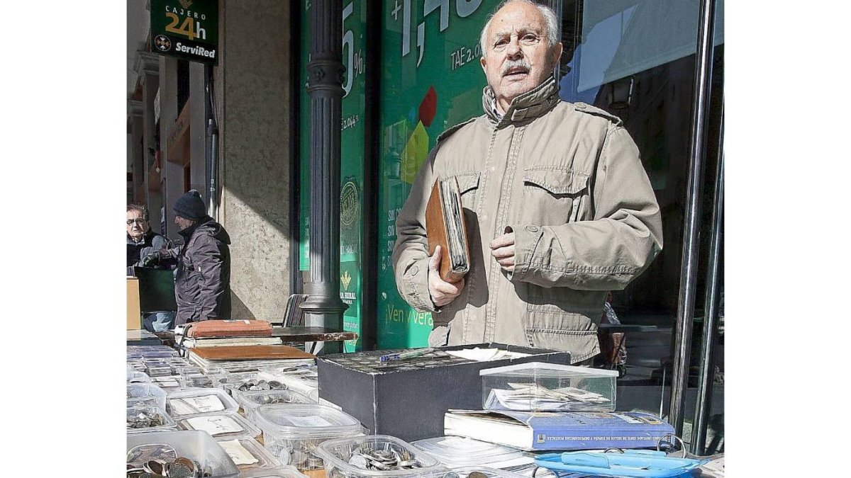 Manuel junto al puesto que levanta cada domingo en el soportal de Fuente Dorada-Pablo Requejo