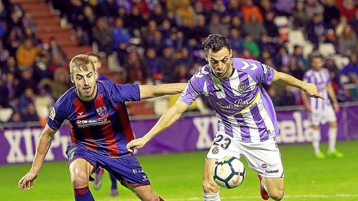 Plano durante el partido de la pasada temporada con el Huesca.-J.M.LOSTAU