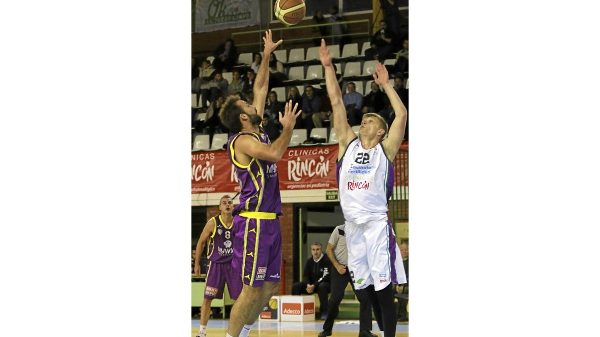 Stobart se eleva por encima del jugador del Clínicas Rincón, Sabonis, hijo del mítico Arvydas.-LOF