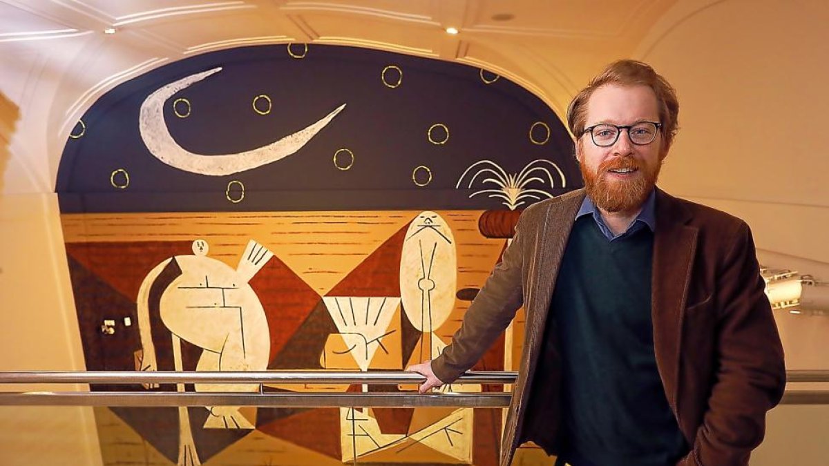Luis Vassallo junto a su mural ‘Danza lunar’. En la imagen inferior, ‘Bailarines’, de Benjamín Palencia.-.J. M. LOSTAU