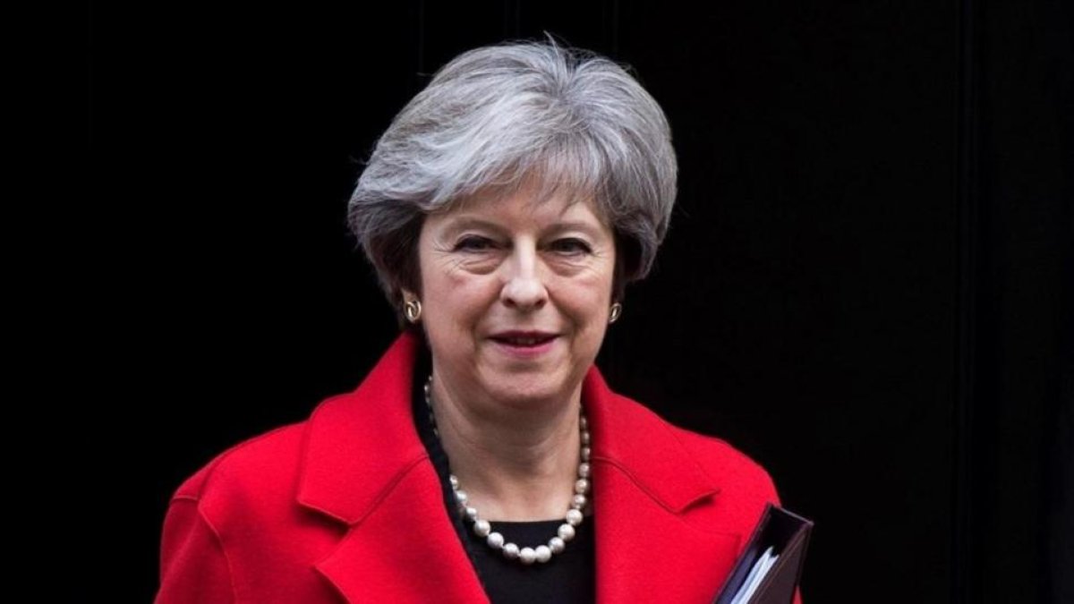 La primera ministra britanica, Theresa May, abandona el 10 de Downing Street.-WILL OLIVER / EFE