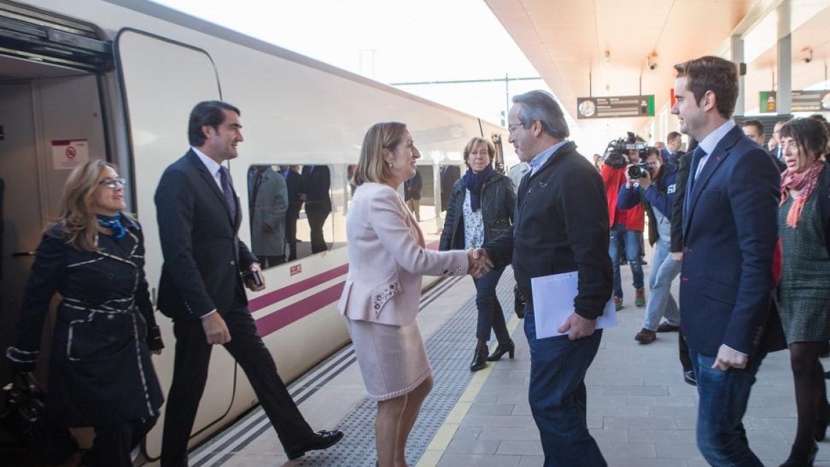La ministra de Fomento, Ana Pastor, y el consejero de fomento, Juan Carlos Suárez-Quiñones, recorren a bordo de un tren de pruebas, el trayecto entre Olmedo (Valladolid) y Zamora de la nueva Línea de Alta Velocidad (LAV) Madrid-Galicia, correspondiente al-Ical