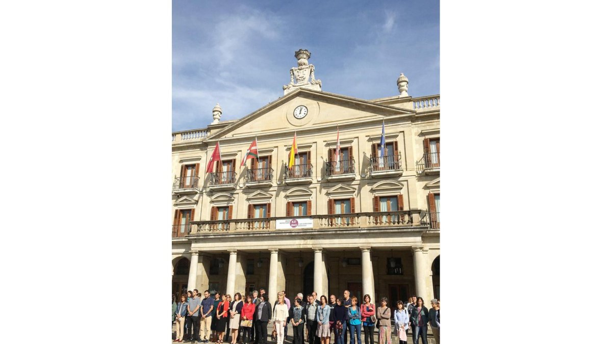 Concentración, ayer, a las puertas del Ayuntamiento de Vitoria.-E.M.