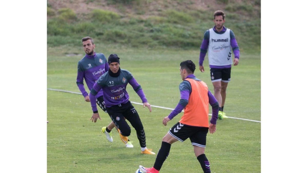 Espinoza controla el balón ante De Tomás, Jordán y Ángel, en el entrenamiento de ayer.-PABLO REQUEJO (PHOTOGENIC)