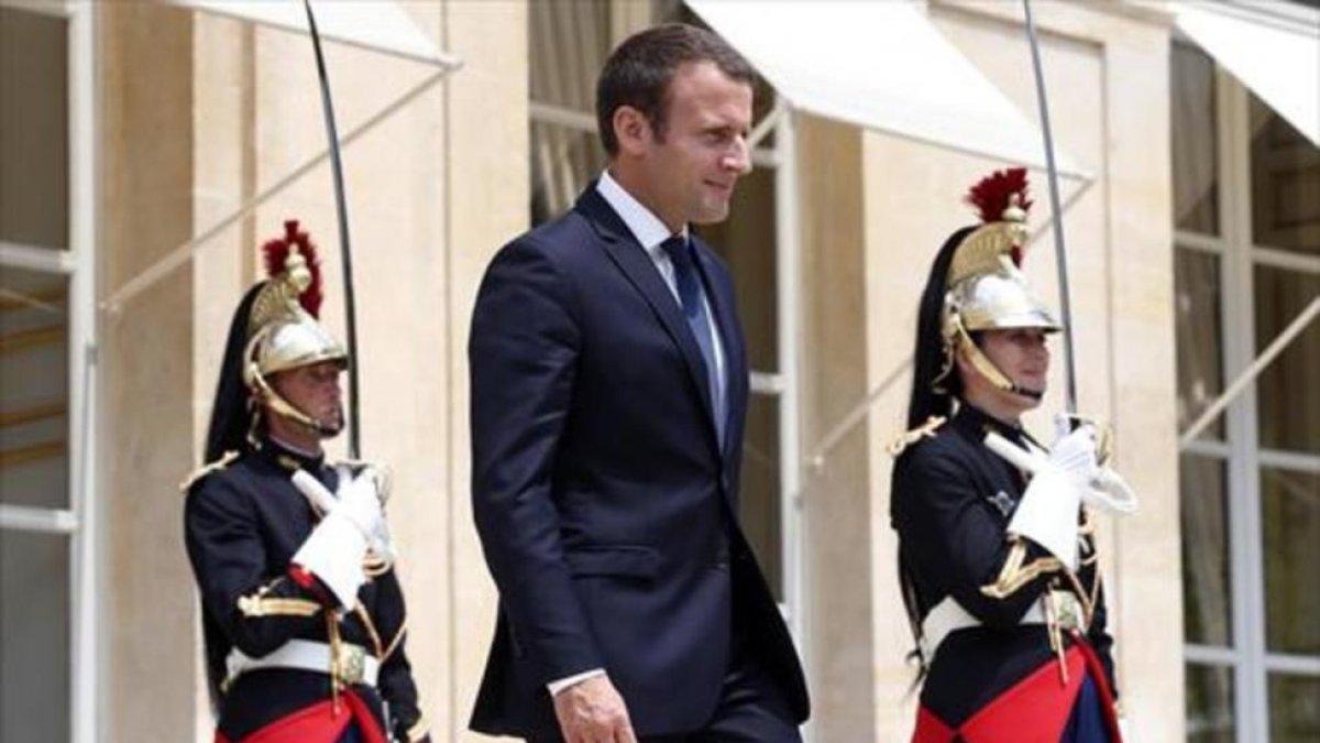 Macron sale del Elíseo.-AP / THIBAULT CAMUS