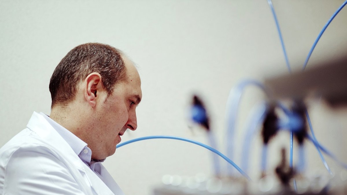 El investigador Raúl Muñoz Torre en las instalaciones del Instituto de Procesos Sostenibles de la Universidad de Valladolid. EL MUNDO