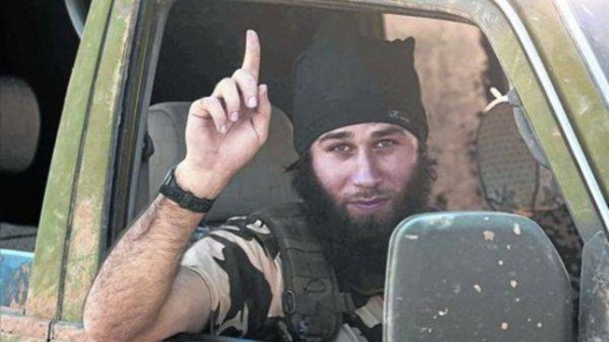 Un combatiente del Estado Islámico a las afueras de Kobani.-Foto: REUTERS