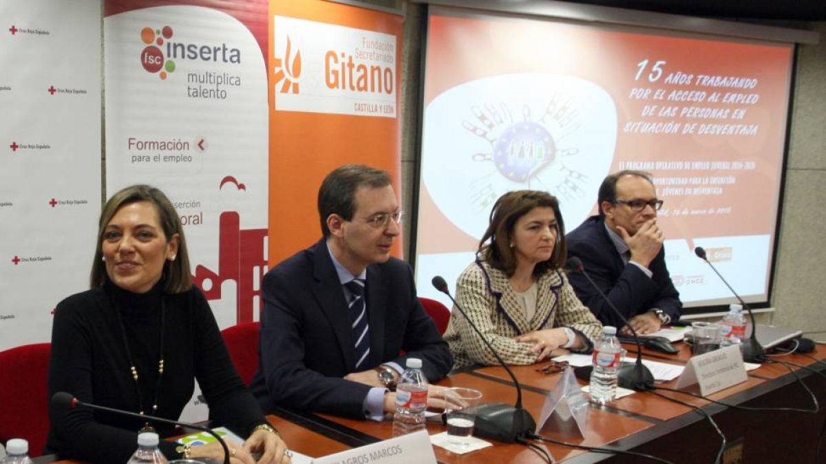 (I a D)  Milagros Marcos, el presidente del CES, Germán Barrios, y la directora general de FSC Inserta CyL, Begoña Grijalvo, inauguran la jornada Programa Operativo de Empleo Juvenil 2014-2020 'Una oportunidad para la inserción de jóvenes en desventaja'-Ical