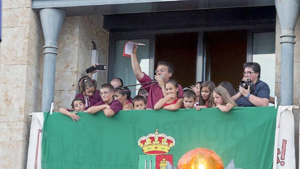 Uno de los miembros de la peña El Pendón pregona las fiestas y anima al público desde el balcón.-Miguel Ángel Santos