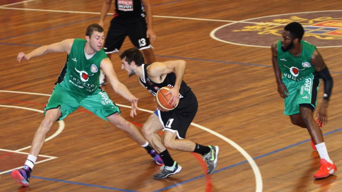 Turi Fernández ante un jugador del Ávila en la Copa CyL-Brágimo