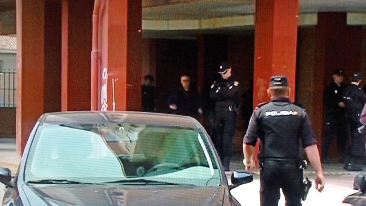 Miembros del operativo policial en las inmediaciones del bloque de vivienda.-rtcyl