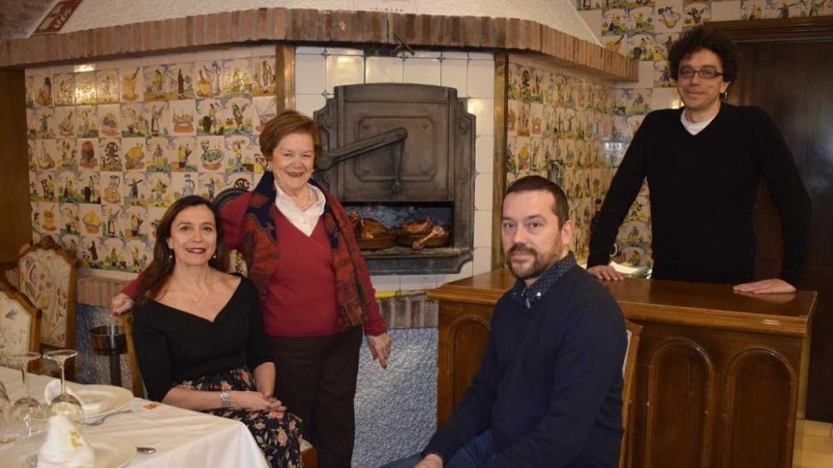 Los hermanos Marta, Javier y Fernando Mayoral, y su madre, Lucía Santamaría, junto al horno de leña.-ARGICOMUNICACIÓN