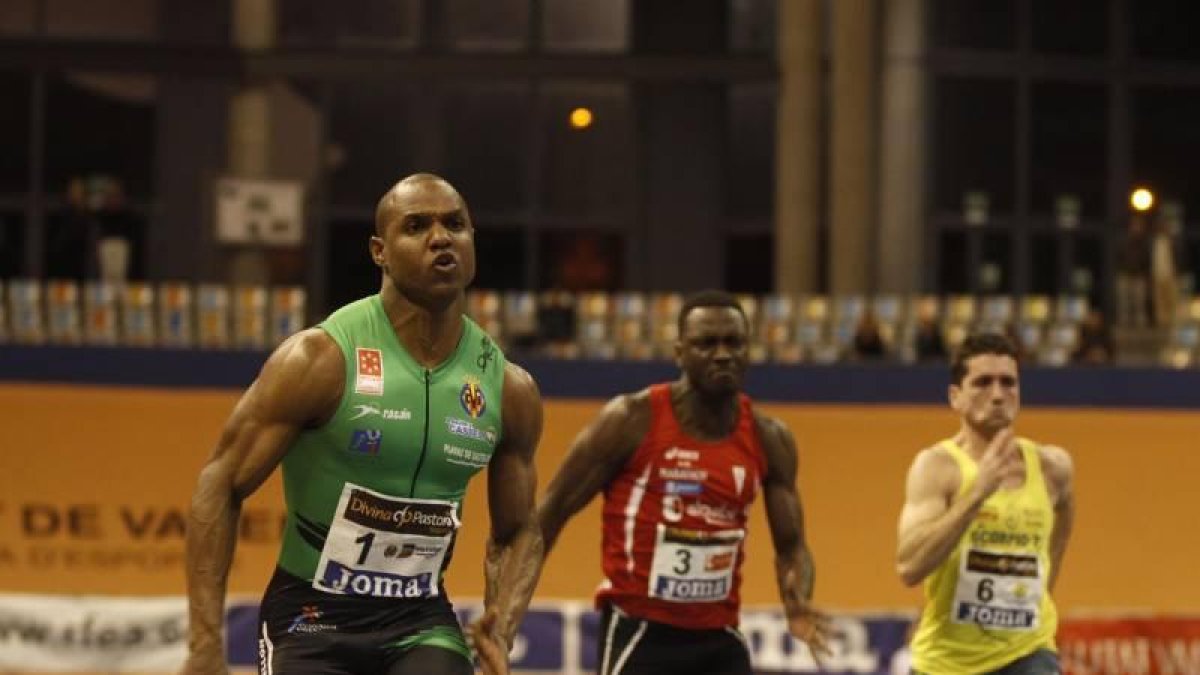 Yúnier Pérez (i), atleta del Playas de Castellón,-EL PERIÓDICO