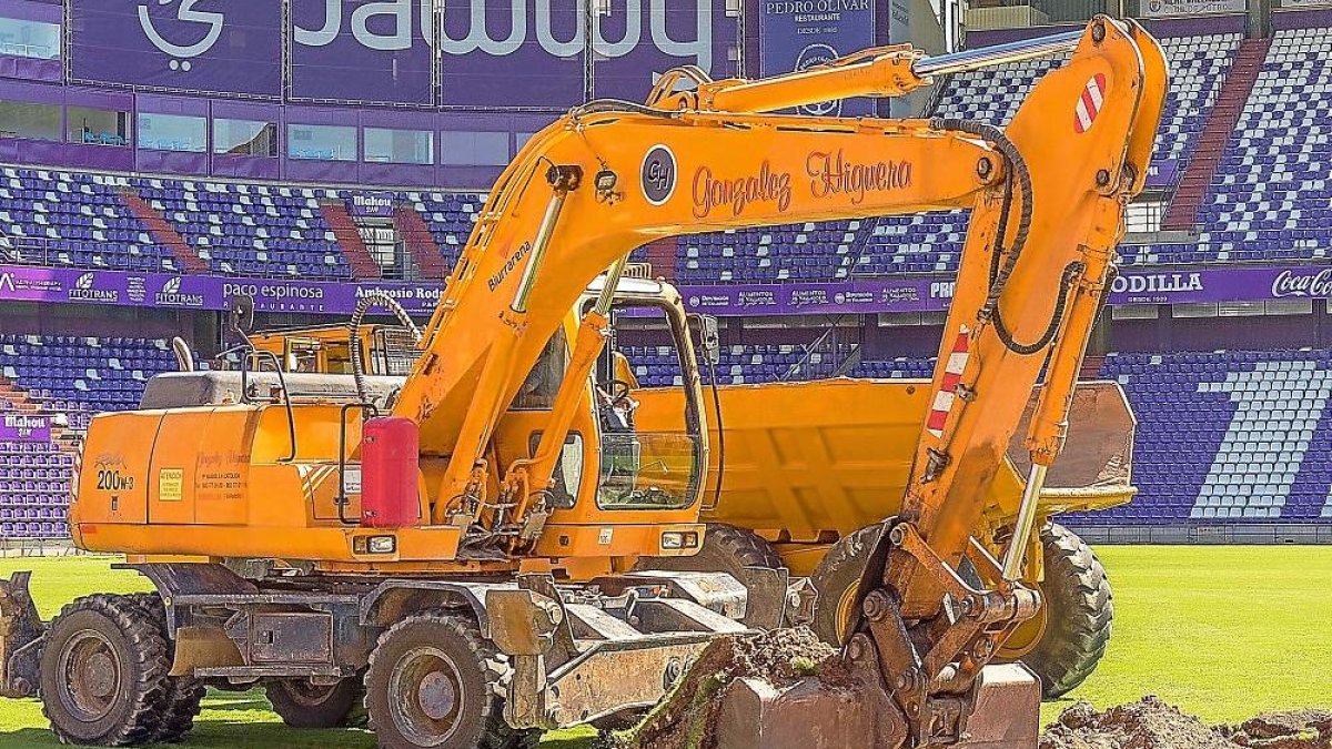 Una excavadora levanta el césped del estadio José Zorrilla.-ANA PUENTE