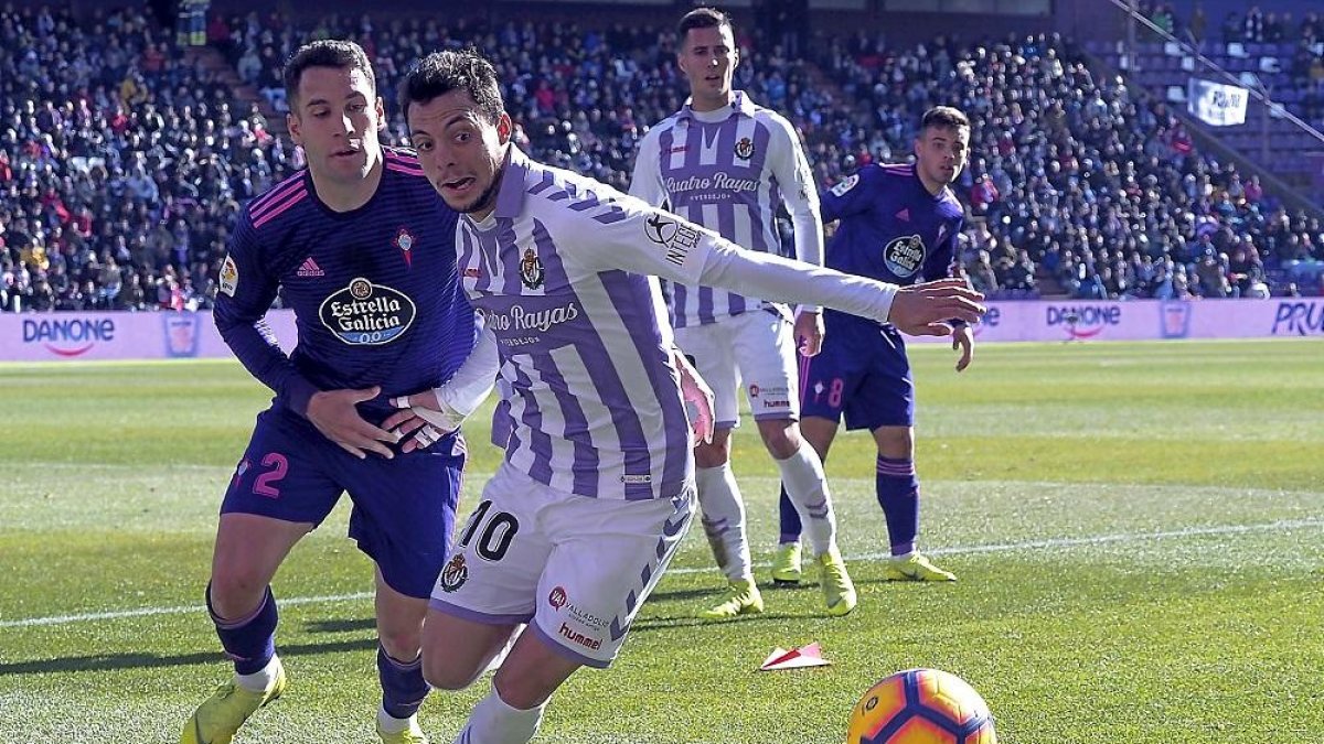 Plano intenta jugar el balón, acosado por Mallo y ante la mirada de Guardiola y Beltrán.-J.C. CASTILLO