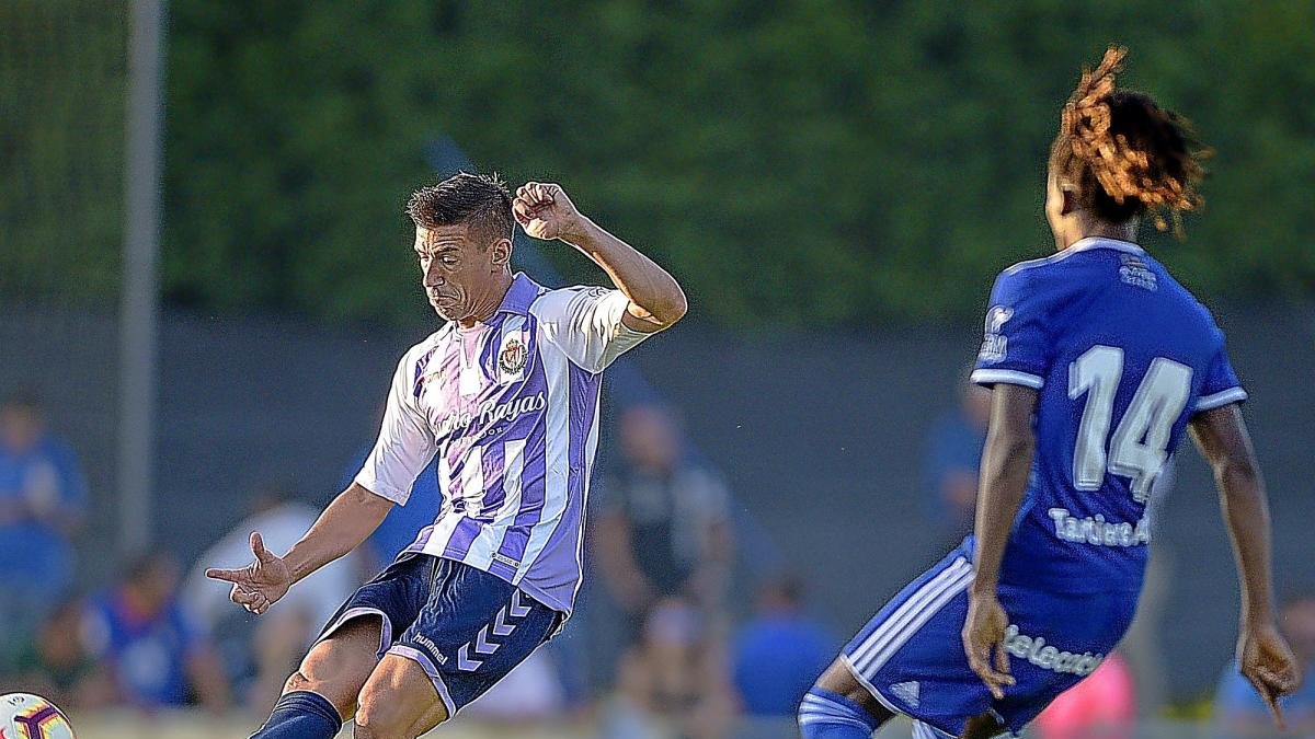 Rubén Alacaraz, en su primer partido como blanquivioleta, ayer contra el Real Oviedo.-HUGO ÁLVAREZ