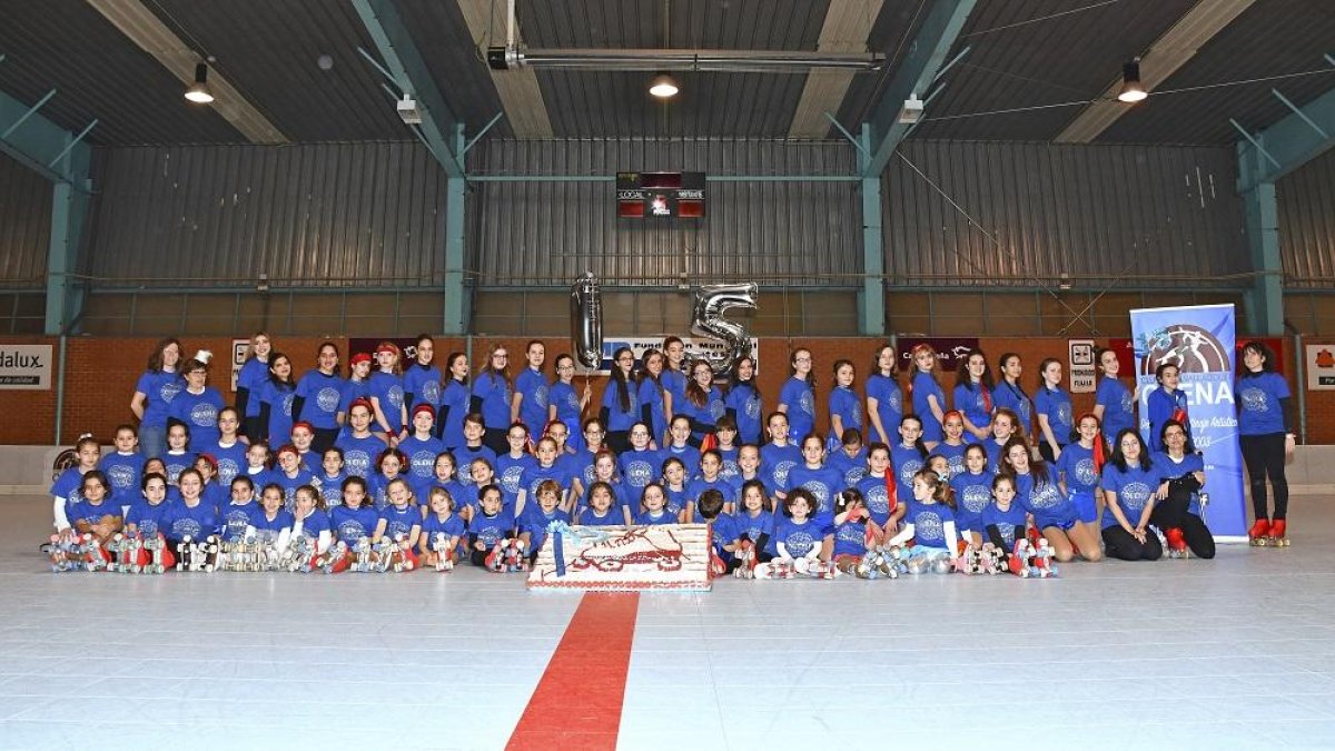 La gran familia del Club Patín Valladolid Olena posa en el polideportivo de Los Cerros durante la celebración de su 15 aniversario.-EL MUNDO