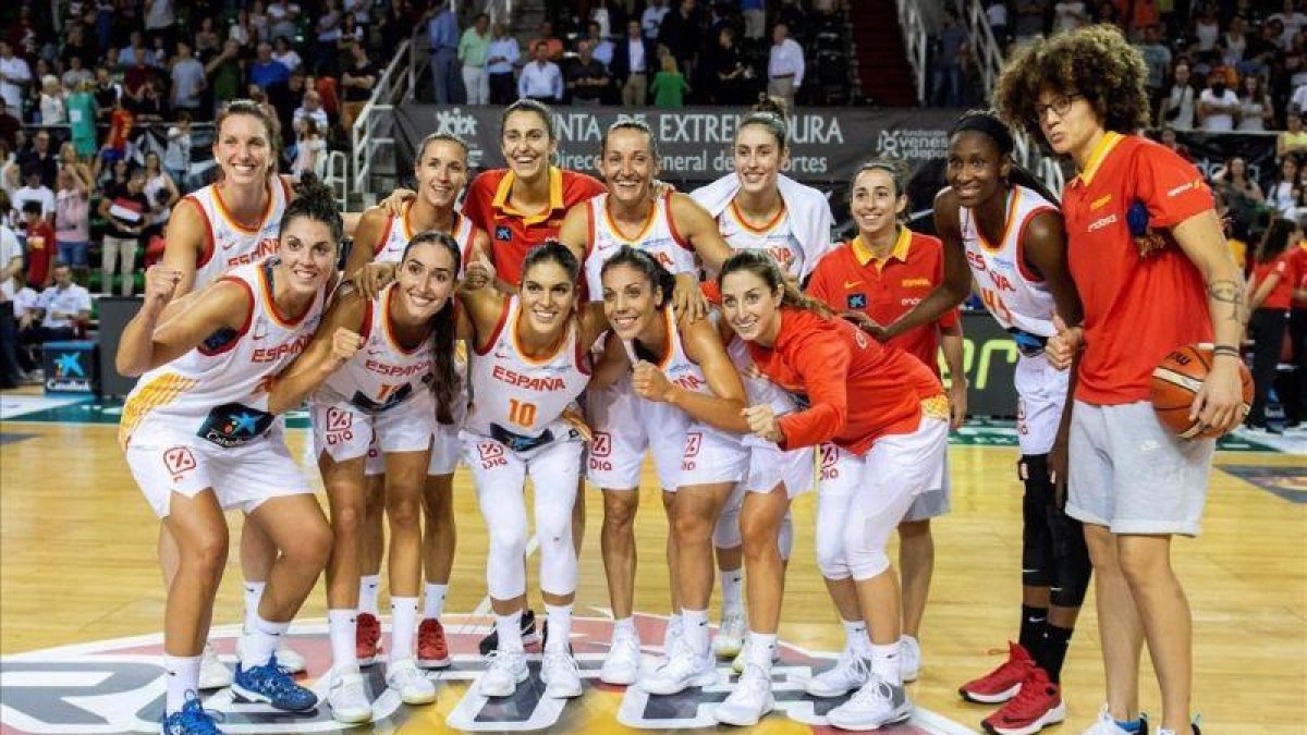 Las jugadoras de la selección posan tras el torneo de preparación de Cáceres-ESTEBAN MARTINENA (EFE)