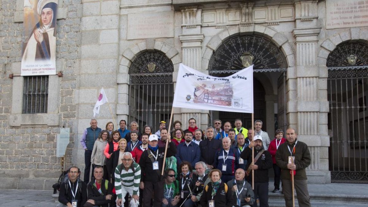 El presidente de la Diputación de Ávila, Jesús Manuel Sánchez, y el alcalde de Ávila, José Luis Rivas, asisten al inicio de una nueva edición de la Ruta 'de la cuna al sepulcro', entre Ávila y Alba de Tormes.-ICAL