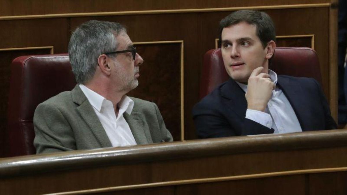 El líder de Cs, Albert Rivera, y el secretario general, José Manuel Villegas, en el Congreso.-EL PERIÓDICO (EFE / ZIPI)