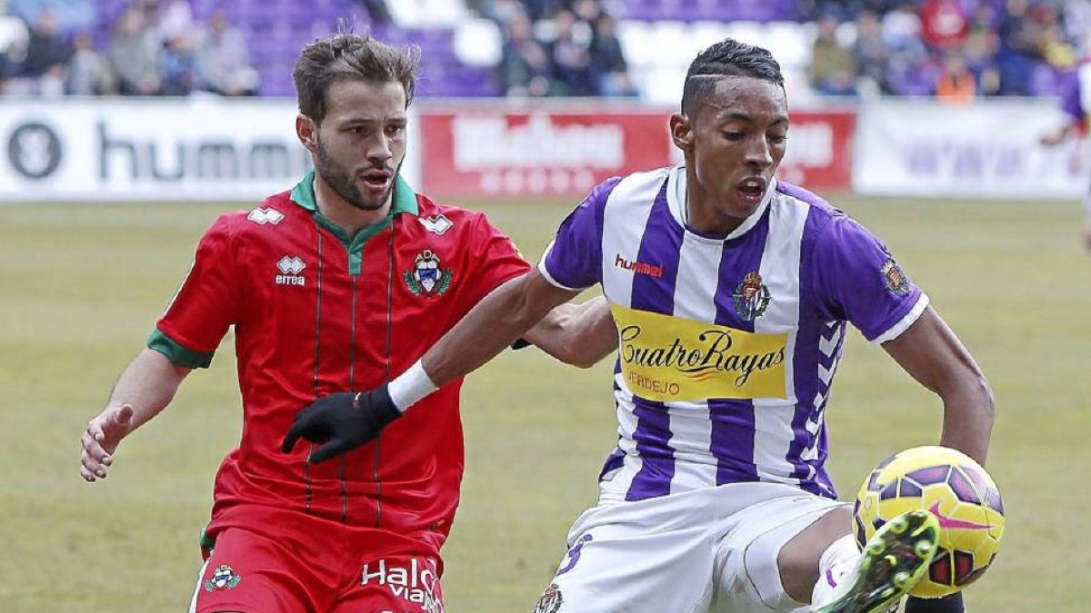 Mogica controla un balón en el partido contra el Alcorcón-J.M.Lostau