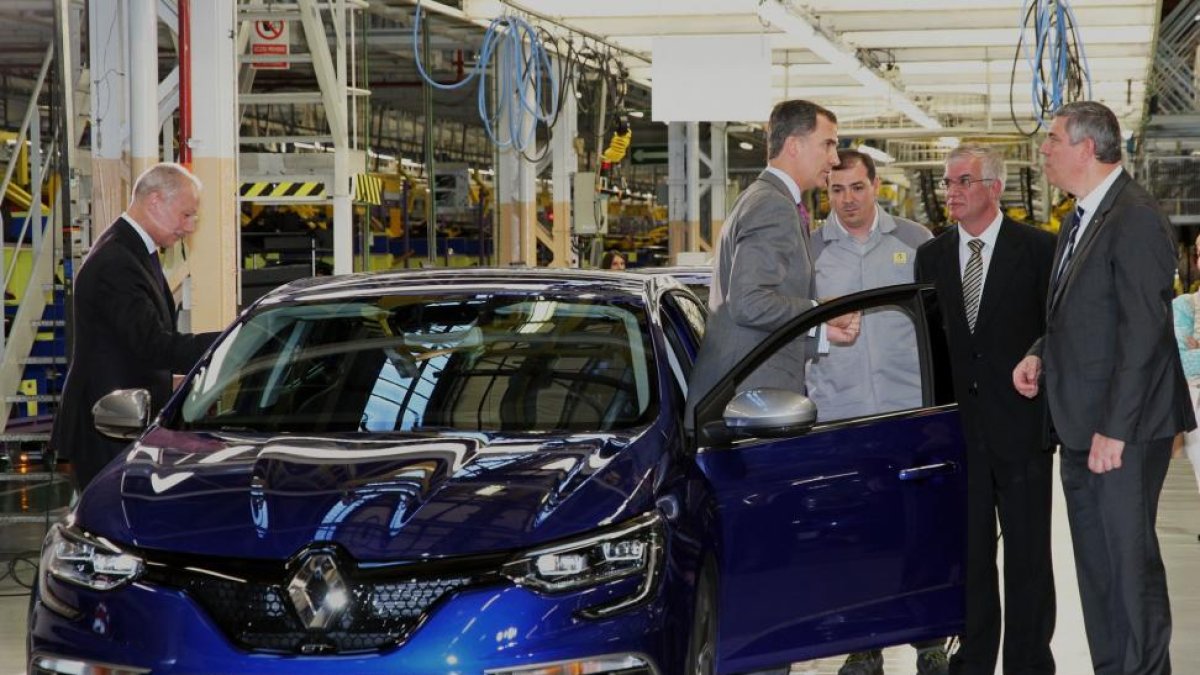 El rey Felipe VI junto a Thierry Bolloré, José Vicente de los Mozos y Jose Antonio López Ramón y Cajal, en su visita a las instalaciones de la fábrica que Renault tiene en la localidad palentina de Villamuriel de Cerrato (Palencia).-ICAL