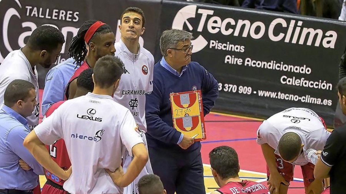 Paco García enseña la piz<arra a sus jugadores en un tiempo muerto.-J. M. LOSTAU