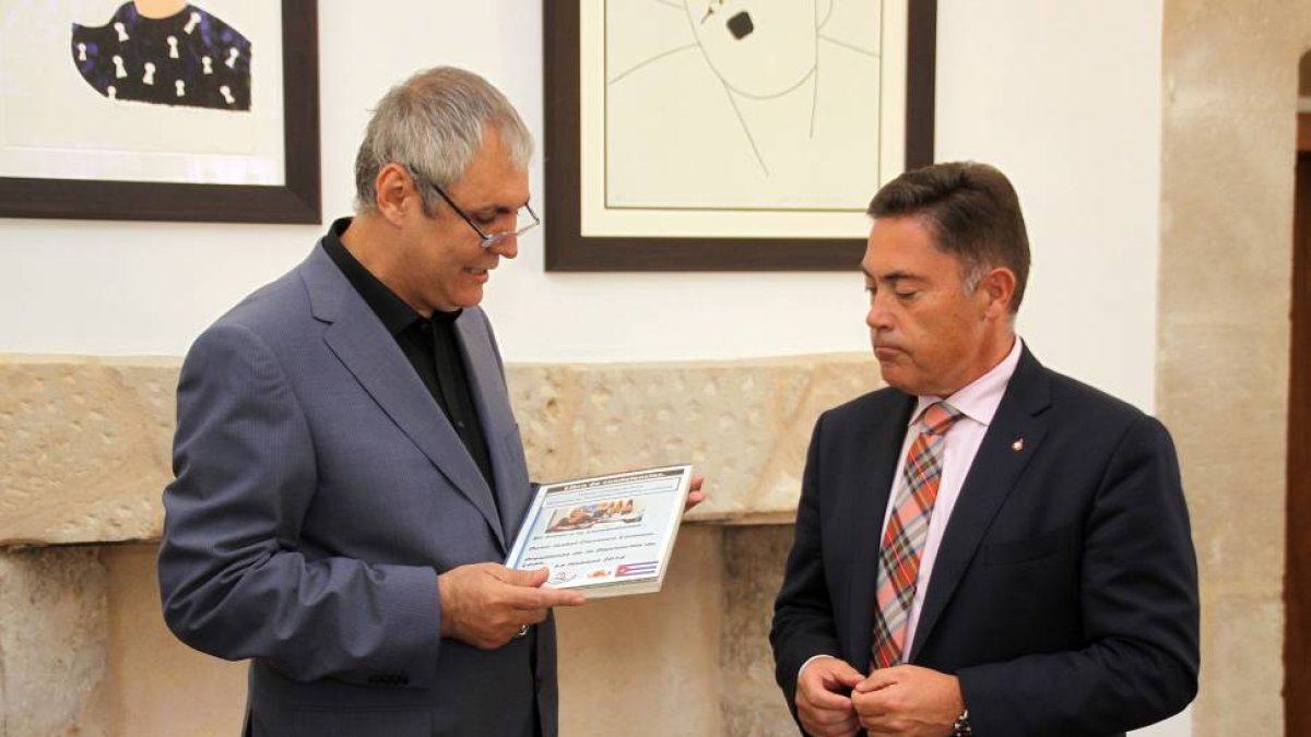 El presidente de la Diputación de León, Marcos Martínez, recibe en su despacho al presidente de la Colonia Leonesa en Cuba, Raúl Parrado-Ical