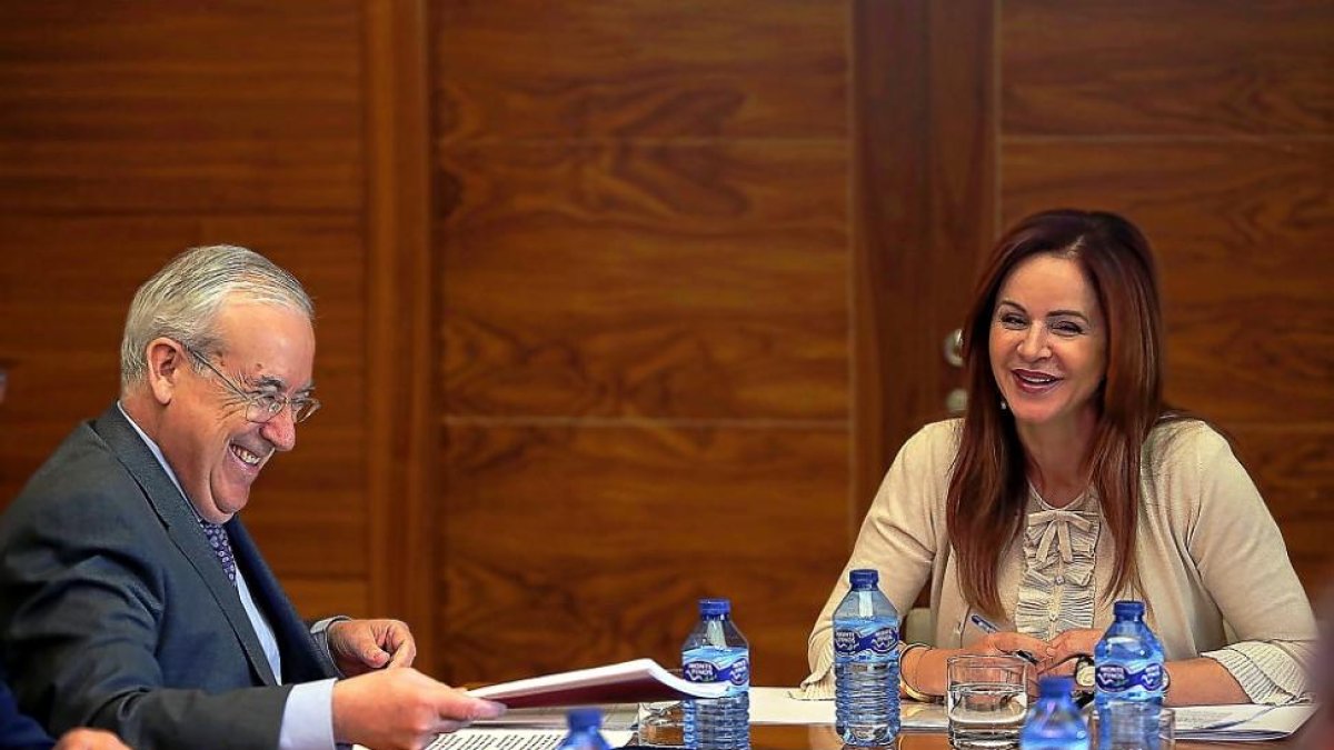 Jesús Encabo y Silvia Clemente, en una imagen de archivo durante una de las reuniones con los grupos para sacar adelante el plan de fiscalización.-ICAL