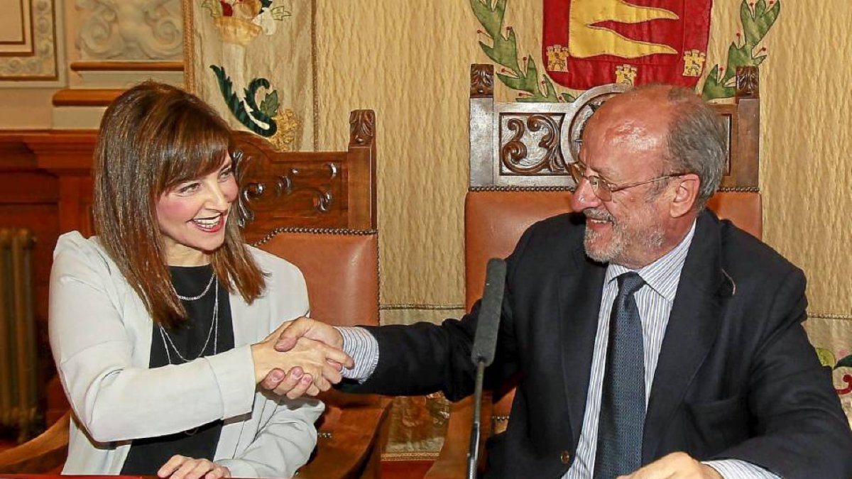 La subsecretaria de Defensa, Irene Domínguez, estrecha la mano del alcalde tras la firma del convenio-J. M. Lostau
