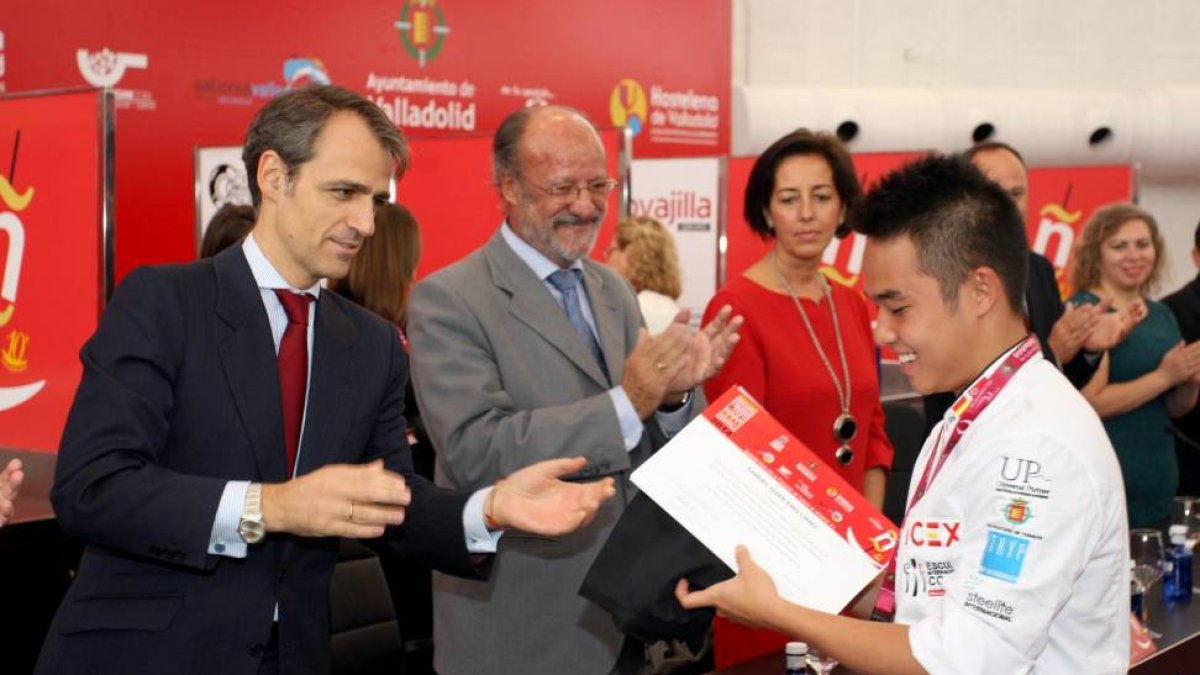 El alcalde de Valladolid, Francisco Javier León de la Riva, entrega los mandiles a los participantes en el X Concurso Nacional de Tapas y Pinchos Ciudad de Valladolid-Ical