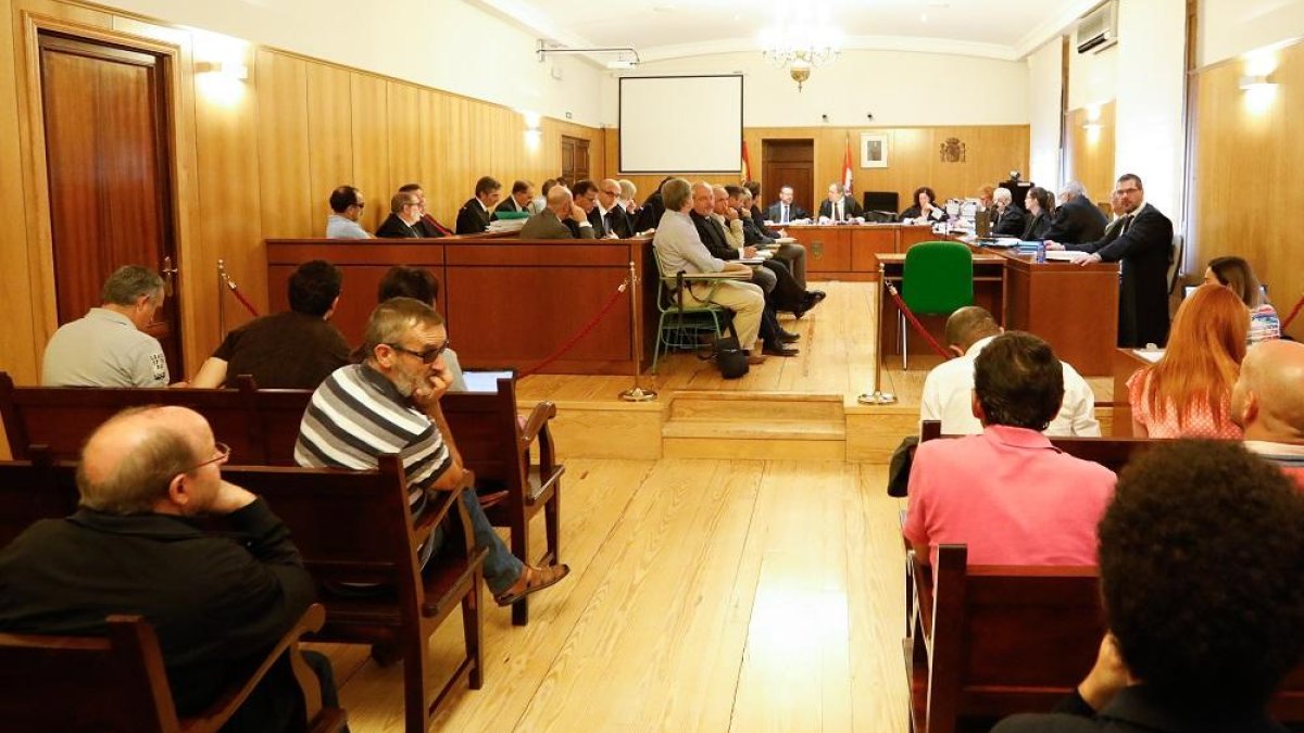 Momento del juicio.-J.M. LOSTAU