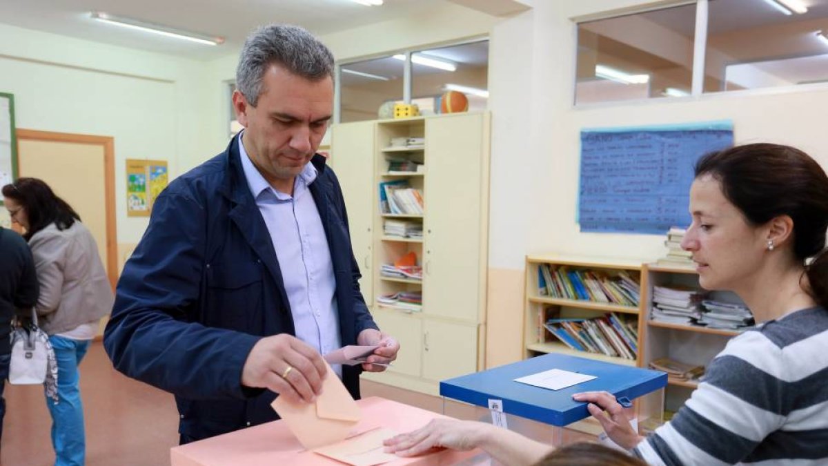Votación del candidato número uno del PSOE a las Cortes por Valladolid, Javier Izquierdo-ICAL
