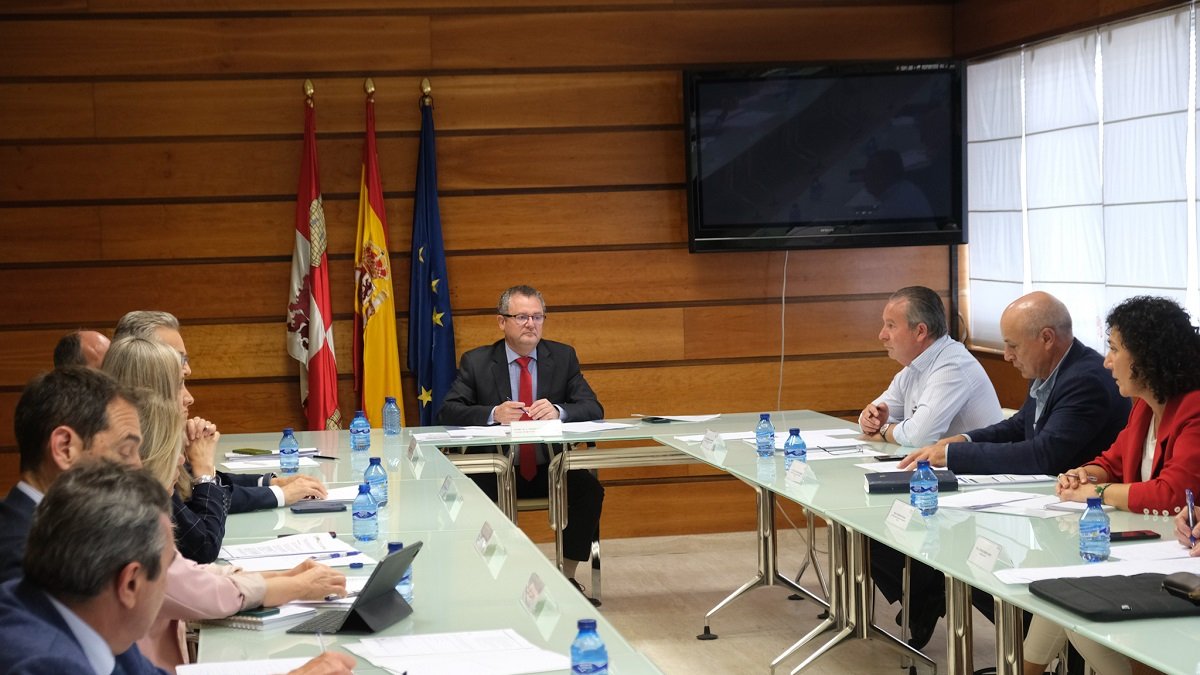 El consejero de Agricultura, Ganadería y Desarrollo Rural, Gerardo Dueñas, preside la reunión del Consejo Agrario de Castilla y León. ICAL