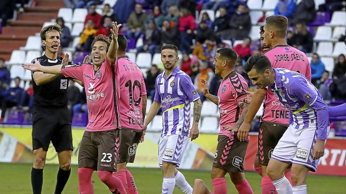 Villar increpa a un jugador del Tenerife caído, durante el partido de Liga de Zorrilla, en el que fue expulsado.-PABLO REQUEJO (PHOTOGENIC)