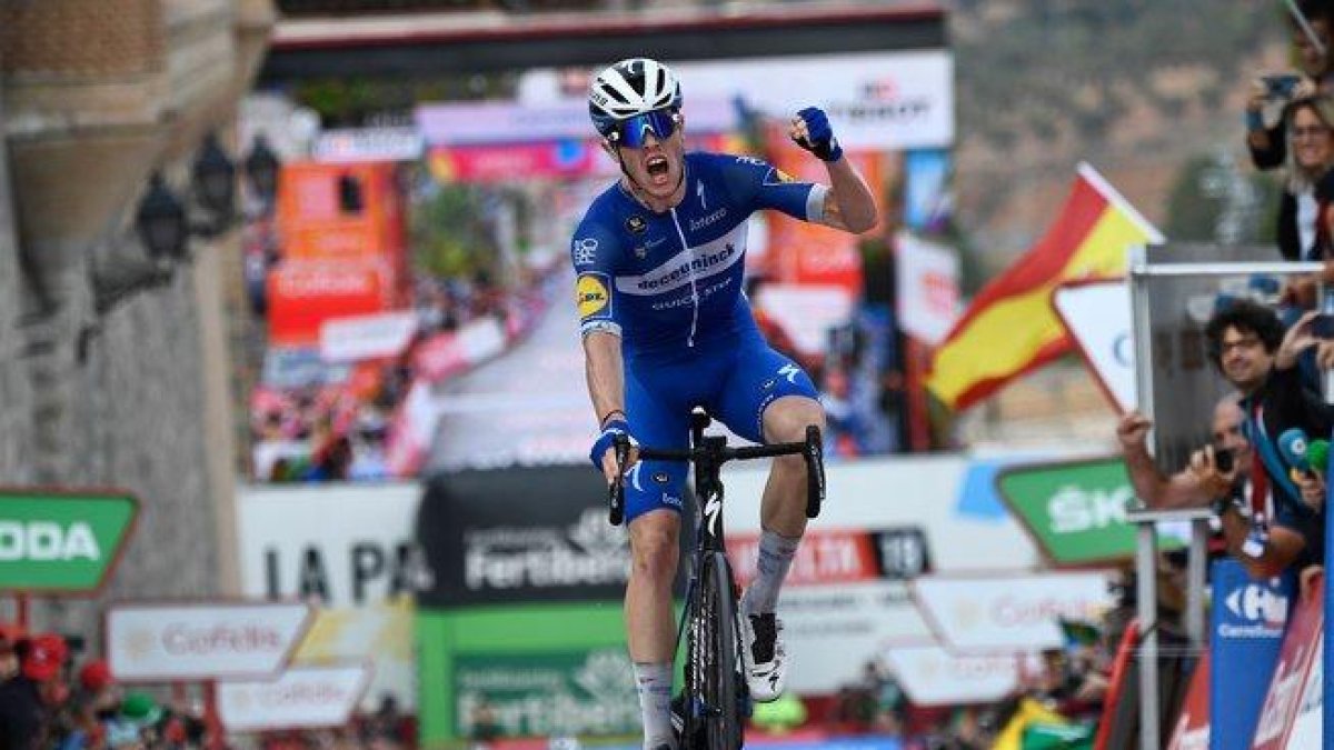 El francés Rémi Cavagna levanta los brazos en la meta de Toledo.-AFP