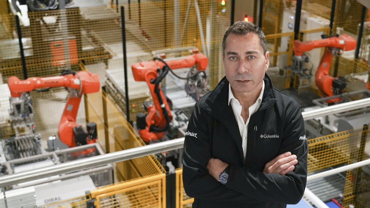 Javier Meléndez en las instalaciones de la nueva planta en Medina del Campo. J.M. LOSTAU