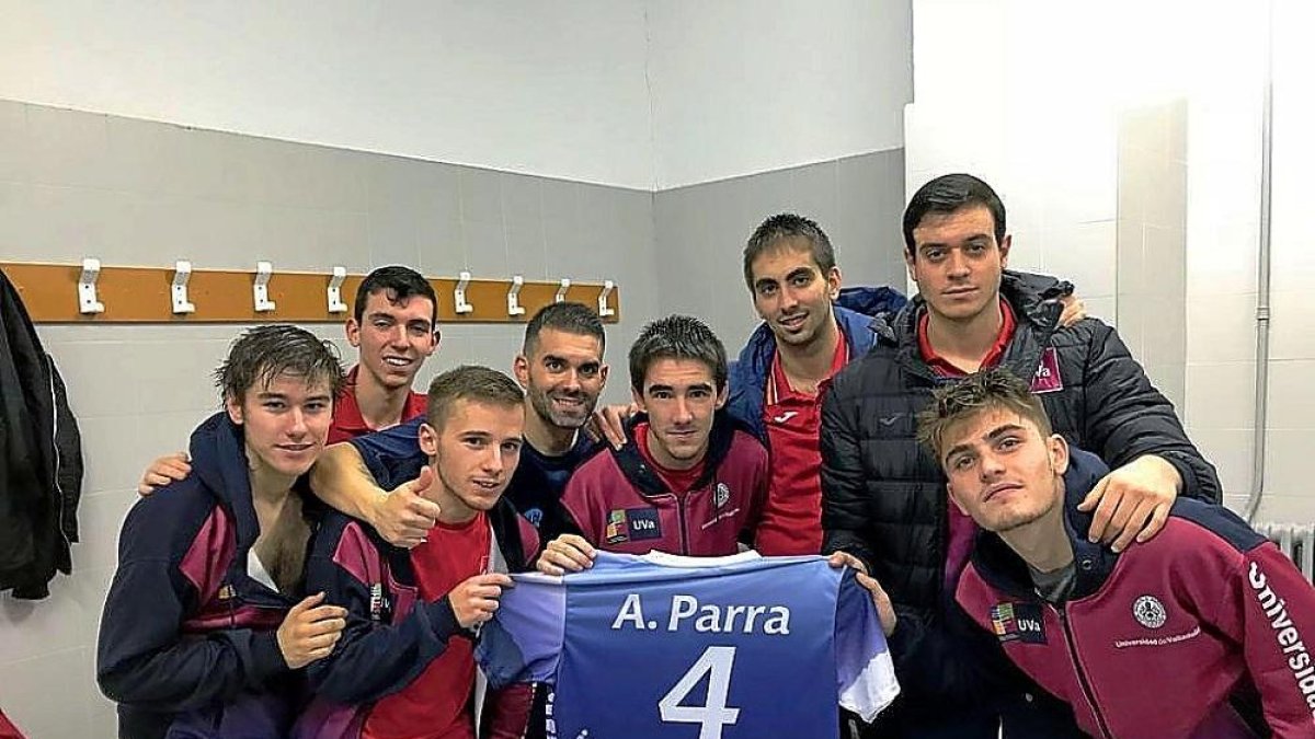 La plantilla del Uni muestra su apoyo al jugador Parra, que abandonó el partido por lesión en una ambulancia.-EM