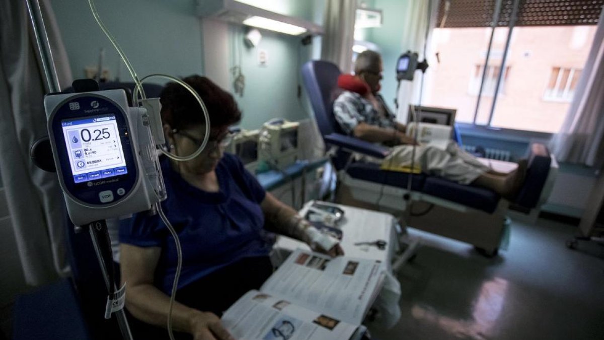 Amelia y Esteban reciben tratamiento ambulatorio en la clínica de insuficiencia cardiaca de la séptima planta.-PABLO REQUEJO